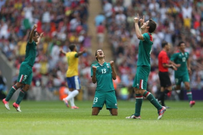 Và tiếng còi kết thúc trận đấu: Mexico 2-1 Brazil